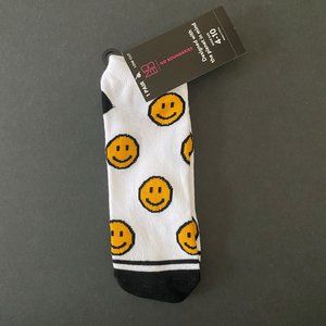 NO BOUNDARIES Happy Face - No Show Socks, Size Women's 4-10